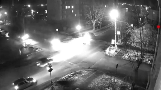 [動画0:14] 衝突した車両が街灯を破壊、火花を散らして爆発する