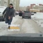 [動画0:47] 雪が積もる狭い路地で当て逃げ、被害者が追いかける