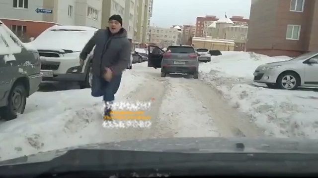 [動画0:47] 雪が積もる狭い路地で当て逃げ、被害者が追いかける
