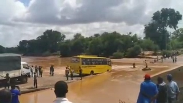 [動画2:20] 悲惨な結婚式、参列者を乗せたバスが川に転落