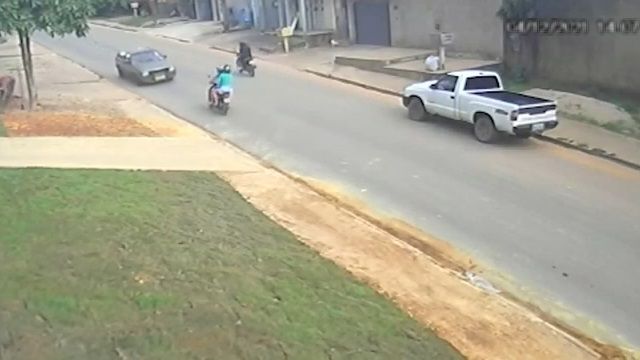 [動画0:41] 女性二人が乗るバイク、対向車に突っ込む