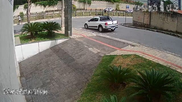 [動画0:29] 防護柵を突き破り転落する車、通行人は頭を抱える・・・