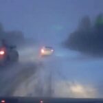 [動画0:53] ロシア人、視界の悪い吹雪でも追い越しを試みる