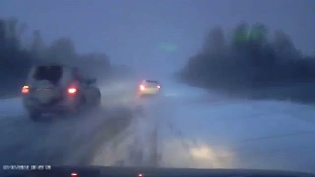 [動画0:53] ロシア人、視界の悪い吹雪でも追い越しを試みる