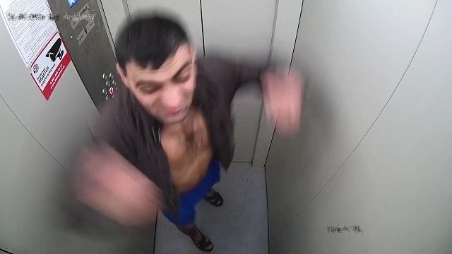 [動画2:32] 胸毛の濃いロシア人、エレベーター内での奇行が怖すぎ・・・