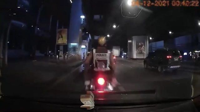[動画0:11] 飲酒運転の女性、警察に不意打ちを食らわす
