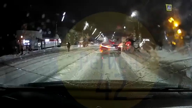 [動画0:18] 信号無視の車に撥ねられた少女、雪道に叩きつけられる