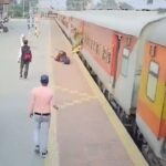 [動画0:21] 列車から飛び降りた女性が転倒、巻き込まれそうになる
