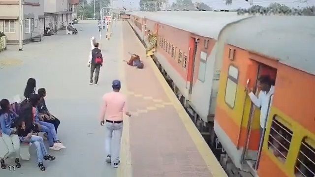 [動画0:21] 列車から飛び降りた女性が転倒、巻き込まれそうになる