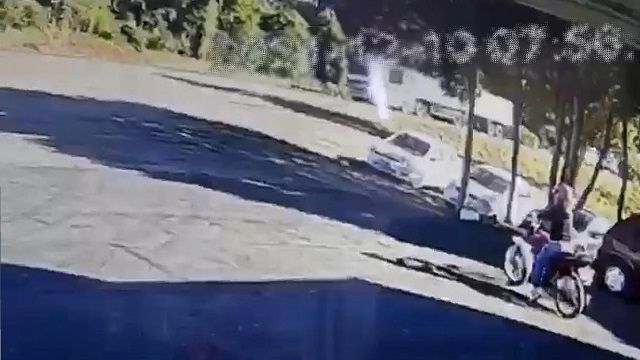 [動画0:27] ライダーさん、道路に飛び出し大事故に・・・