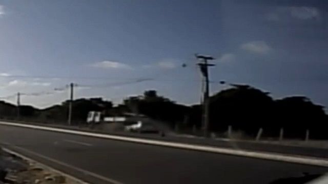 [動画0:35] 猛スピードの車が工事現場に突っ込む事故、作業員が犠牲に・・・