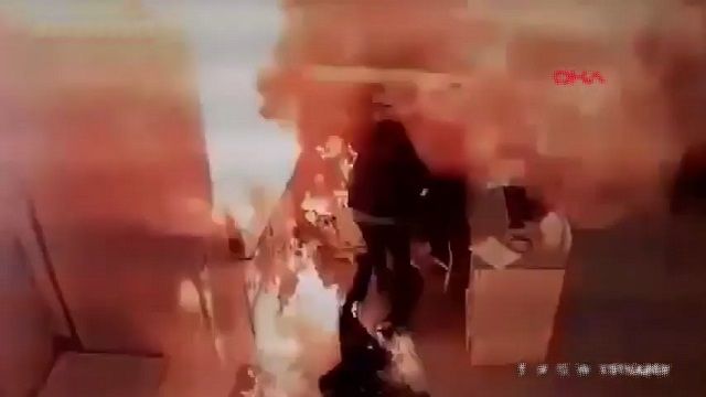 [動画0:30] 看護師さん、病院で爆発を起こしてしまう
