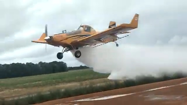 [動画0:24] 農薬散布の飛行機、翼が折れる・・・