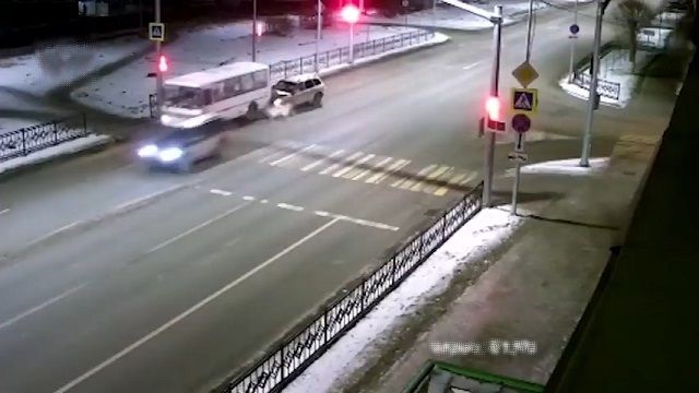 [動画2:29] 猛スピードでバスに追突する事故映像