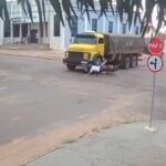 [動画0:33] バイクの男性二人、トラックの下に滑り込み轢かれる