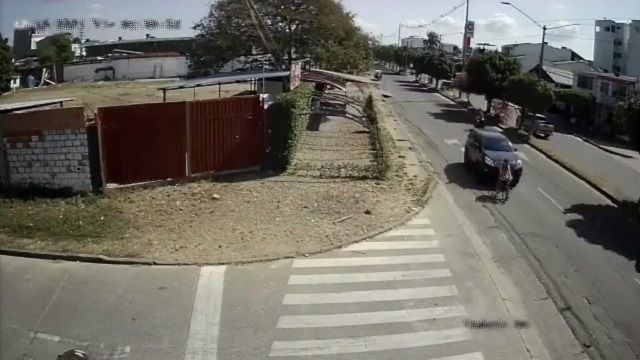 [動画0:47] 自転車の親子、車道を走っていて轢かれちゃう