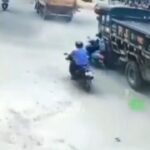 [動画0:29] 工学部女子、ダンプトラックに轢かれる