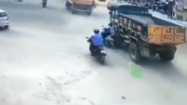 [動画0:29] 工学部女子、ダンプトラックに轢かれる