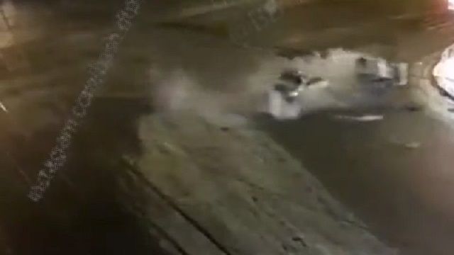 [動画0:26] 警察の追跡から逃走する車、交差点で激しく衝突