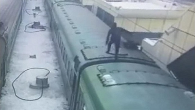 [動画0:24] 列車の整備士さん、感電して燃える