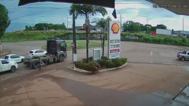 [動画0:59] 自転車の女性、トラックの死角を走って踏み潰される