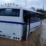 [動画0:29] バスが増水した川に入り立ち往生、運転手「早く予防策を講じて！」