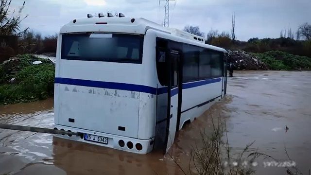 [動画0:29] バスが増水した川に入り立ち往生、運転手「早く予防策を講じて！」