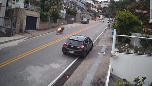 [動画0:18] 路駐を避けようとした車、バイクに正面衝突