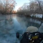 [動画0:50] 凍った川でカートレースをした結果