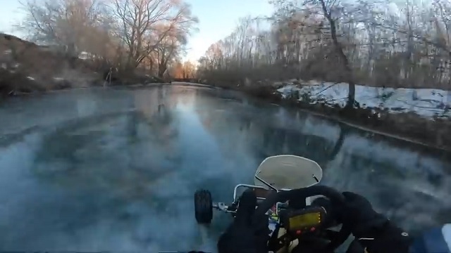 [動画0:50] 凍った川でカートレースをした結果