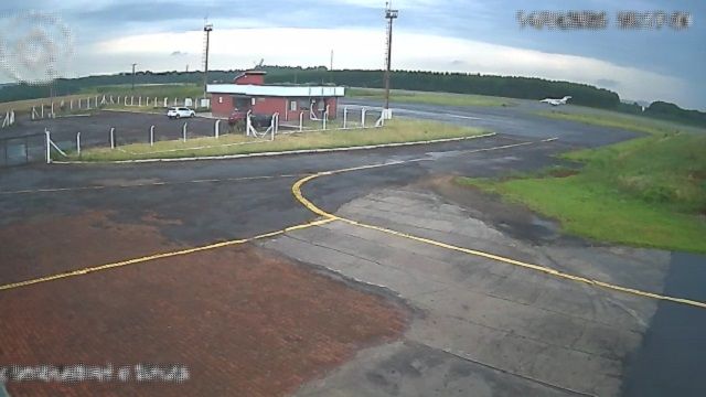 [動画0:52] 着陸した機体、滑走路から消える