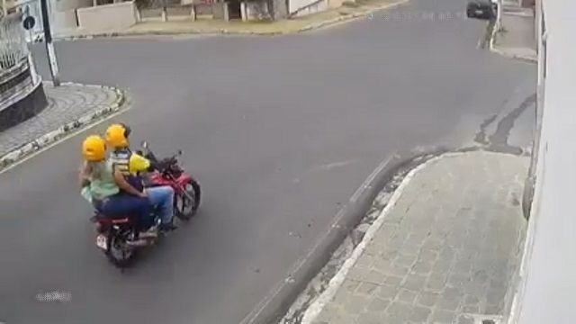 [動画0:51] ヘルメットをしっかり被らなかった二人、吹っ飛ばされる
