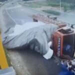 [動画1:17] トラック横転、二人が車外に投げ出される