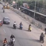 [動画0:31] トラックと接触した乗用車、スクーターをなぎ倒す