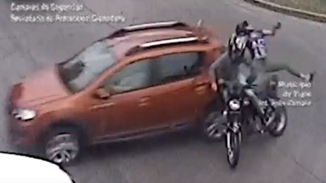 [動画1:36] 信号無視のバイクが衝突、救助されるまでの映像