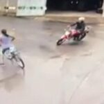 [動画0:19] ふら～っと道路を渡るチャリさん、バイクと衝突
