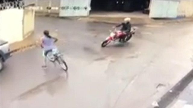 [動画0:19] ふら～っと道路を渡るチャリさん、バイクと衝突