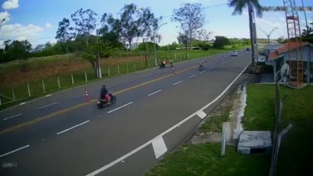 [動画1:13] 検問を突破しようとしたバイク、警察が体を張って止める