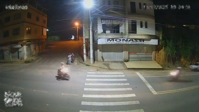 [動画0:57] 一時停止違反のバイク、優先道路を走行するバイクと激しく衝突