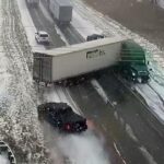 [動画1:30] 凍結した路面でジャックナイフ現象、次々に事故が発生する