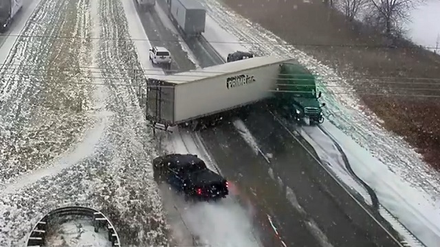 [動画1:30] 凍結した路面でジャックナイフ現象、次々に事故が発生する