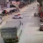 [動画0:32] Ｕターンする車とトラックが衝突、弾みで建物に突っ込む