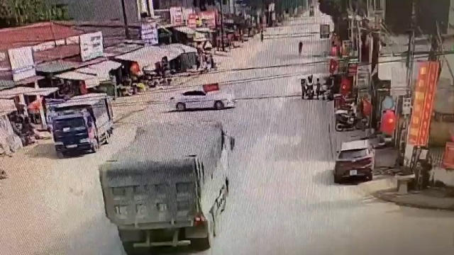 [動画0:32] Ｕターンする車とトラックが衝突、弾みで建物に突っ込む