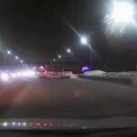 [動画0:31] 走行中に幅寄せする車、弾かれて道路から飛び立つ