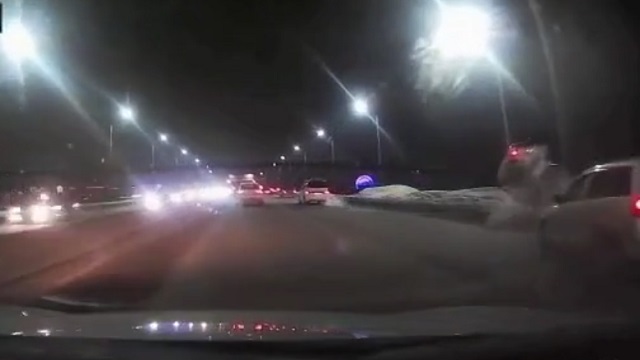 [動画0:31] 走行中に幅寄せする車、弾かれて道路から飛び立つ