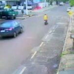 [動画0:24] 一時停止違反のバイク、車に撥ねられ飛んでいく
