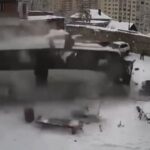 [動画0:14] ロシア版スピード？バスが中庭に突っ込んでくる