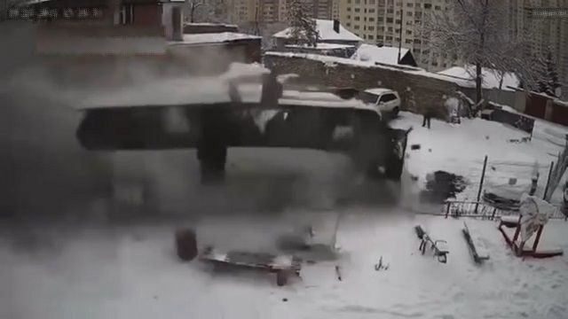 [動画0:14] ロシア版スピード？バスが中庭に突っ込んでくる