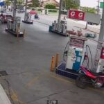 [動画1:12] バイクが衝突、ガソリンスタンドにゴロンゴロン♪