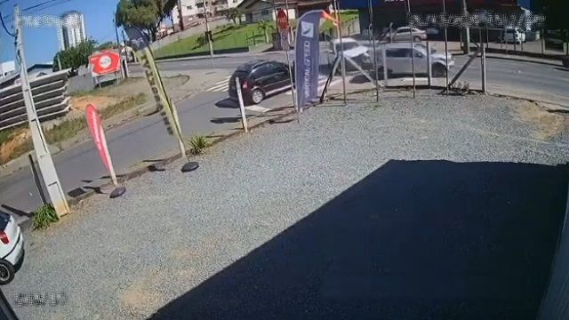 [動画0:25] 駐車場から出てきた車、完璧なタイミングで衝突させちゃう